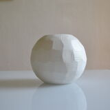 Vase boule à engobe laiteuse