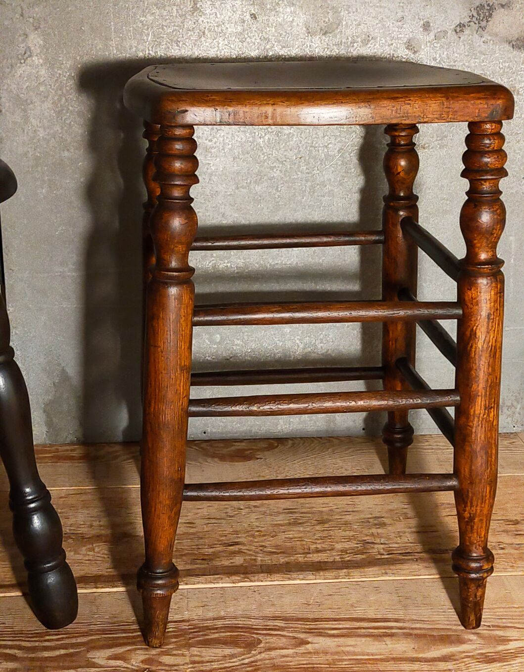 Stool in turned solid wood