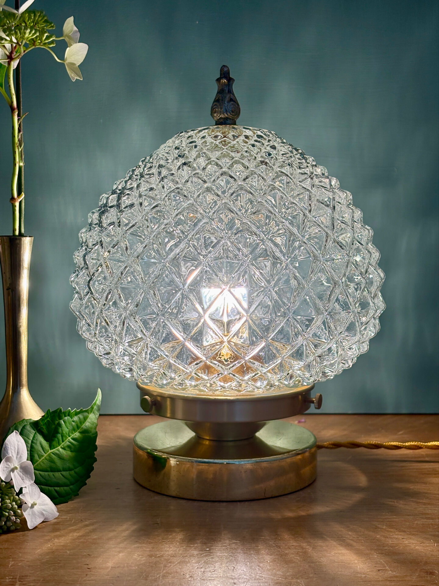 Lampe à poser globe vintage en verre moulé pointes de diamant