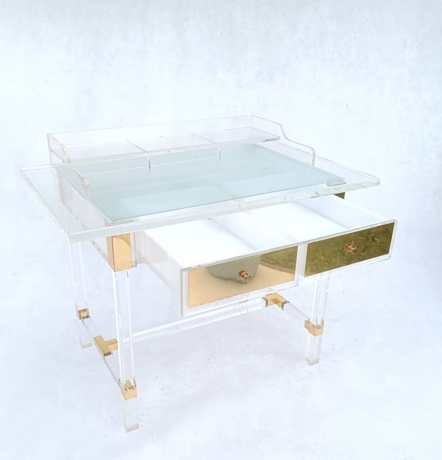 Bureau en verre acrylique et laiton par Charles Hollis Jones