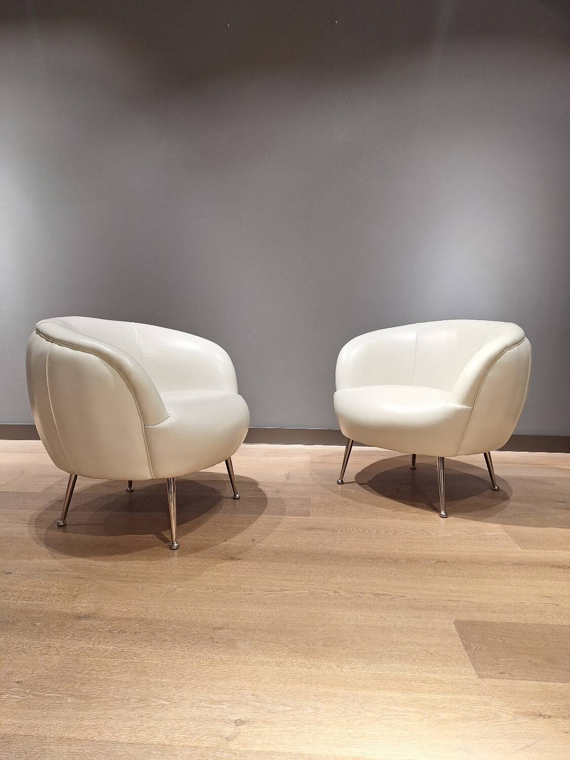 2 white leather armchairs, 1980s