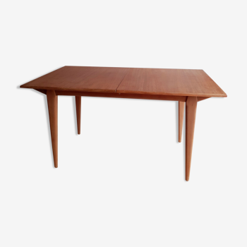 Table scandinave