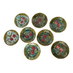 8 assiettes en barbotine