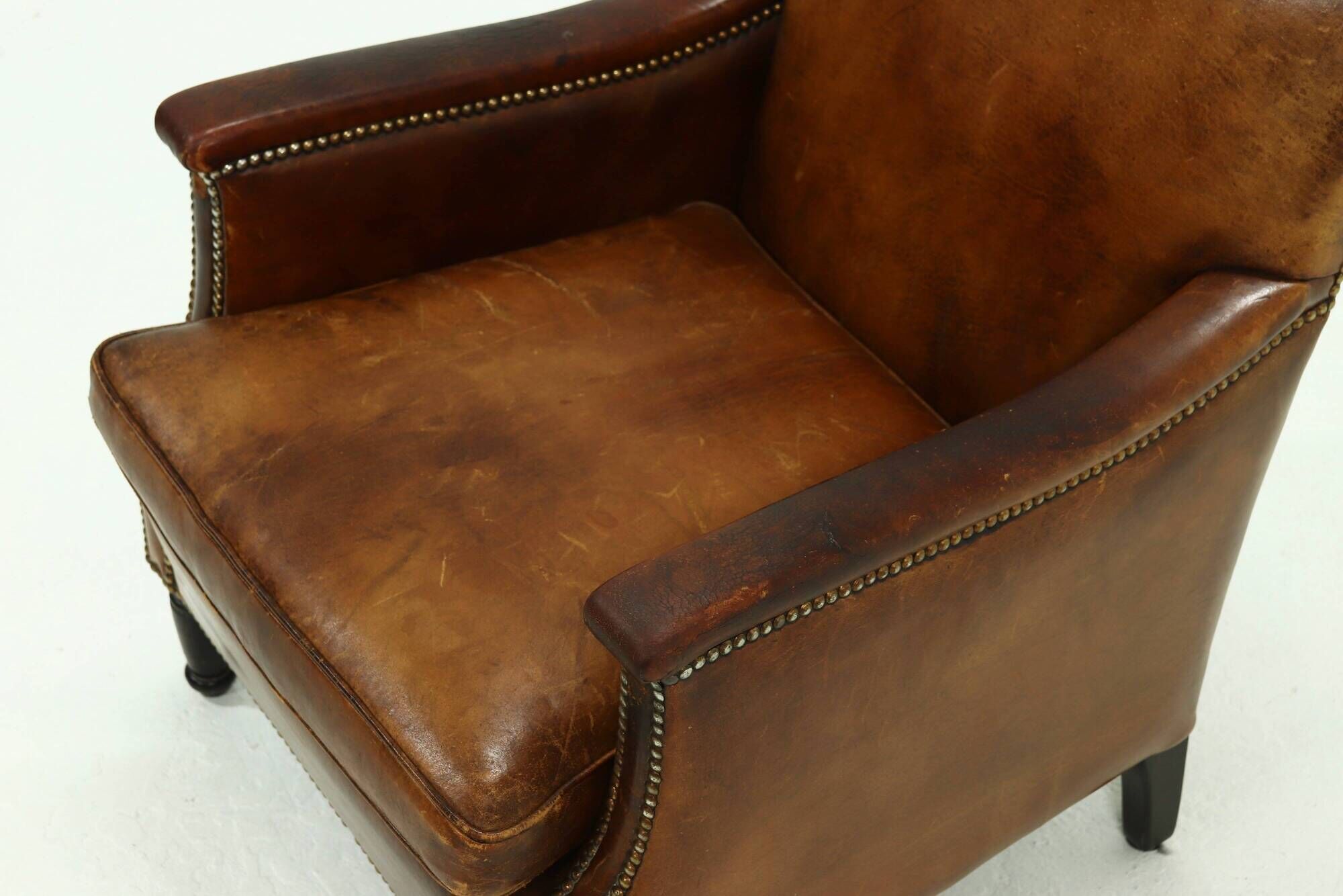 Fauteuil en cuir de mouton patiné années 1950