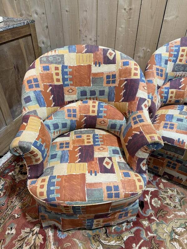 Salon crapaud comprenant un canapé et une paire de fauteuils
