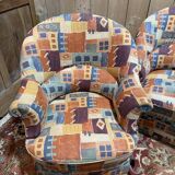 Salon crapaud comprenant un canapé et une paire de fauteuils