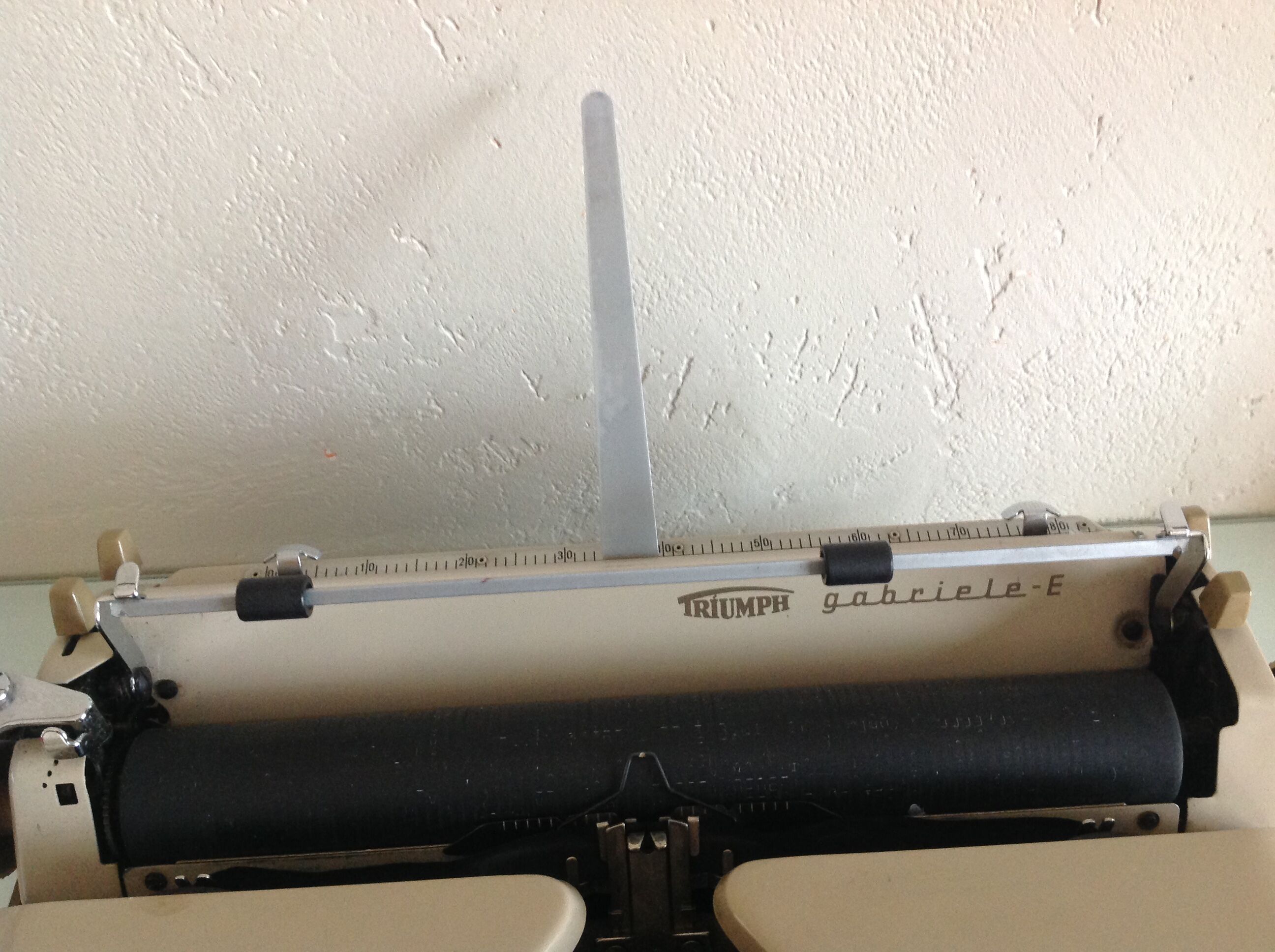 Triumph Gabriele E beige/ vintage 60s writing machine