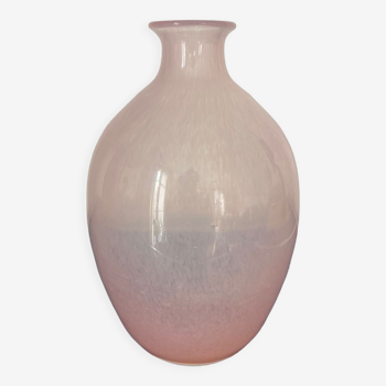 Vase rose en verre rose