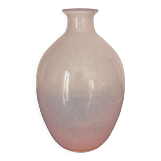 Vase rose en verre rose