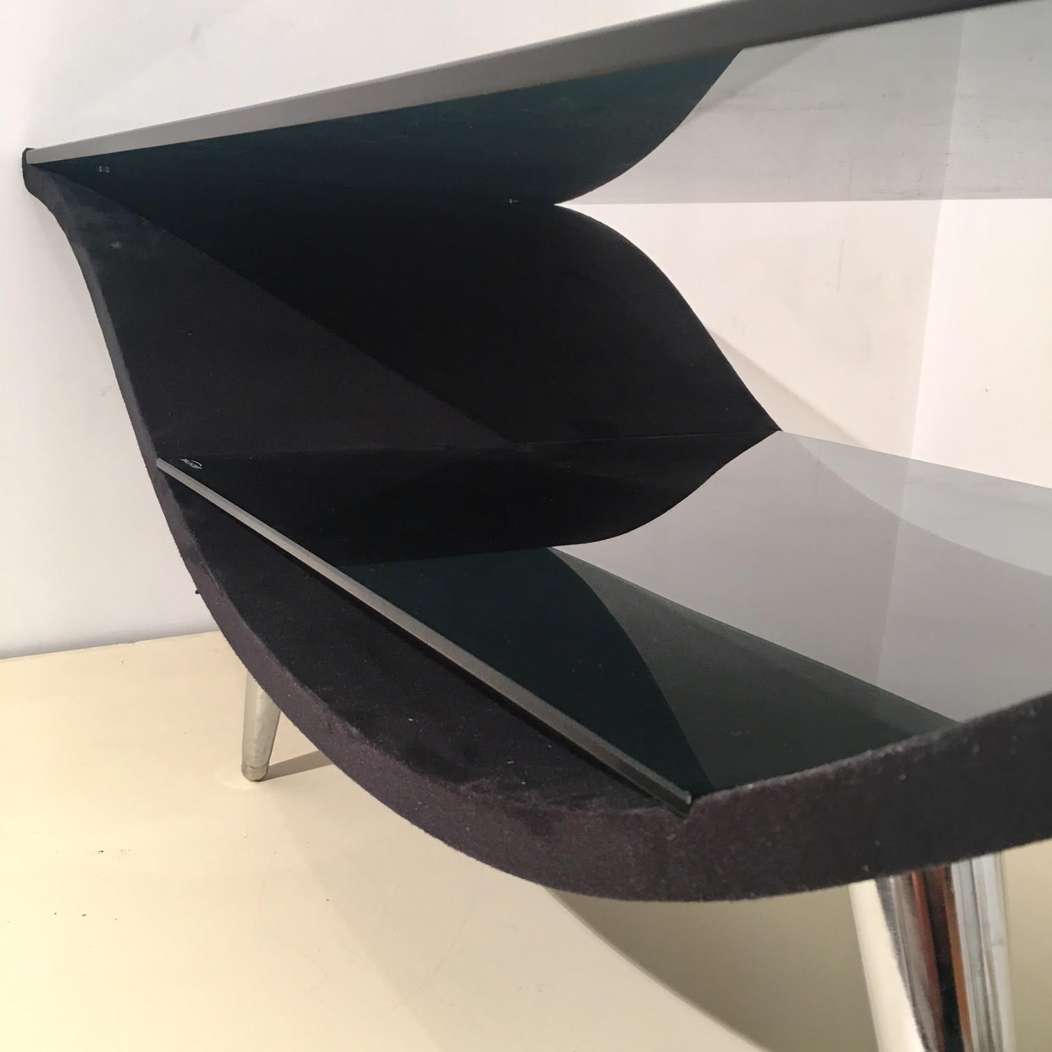 Table in black felt and 80s glass