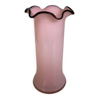 Frilly vase in pink glass paste