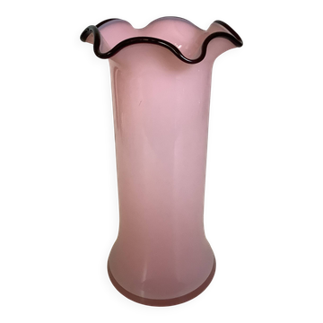 Frilly vase in pink glass paste