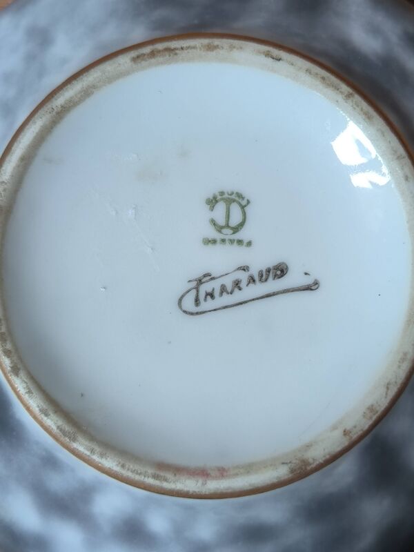 Camille THARAUD Boîte circulaire en porcelaine signée. 15 cm