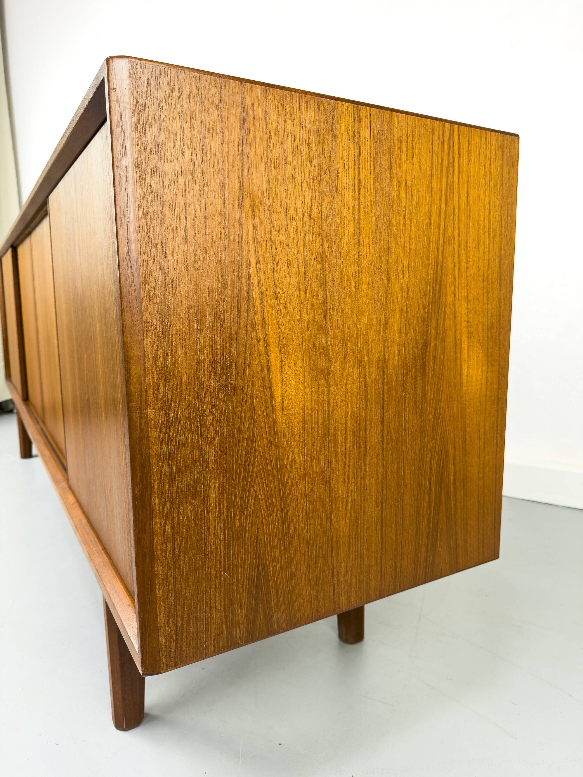 Buffet danois en teck par Henning Kjaernulf pour Bruno Hansen, années 1960