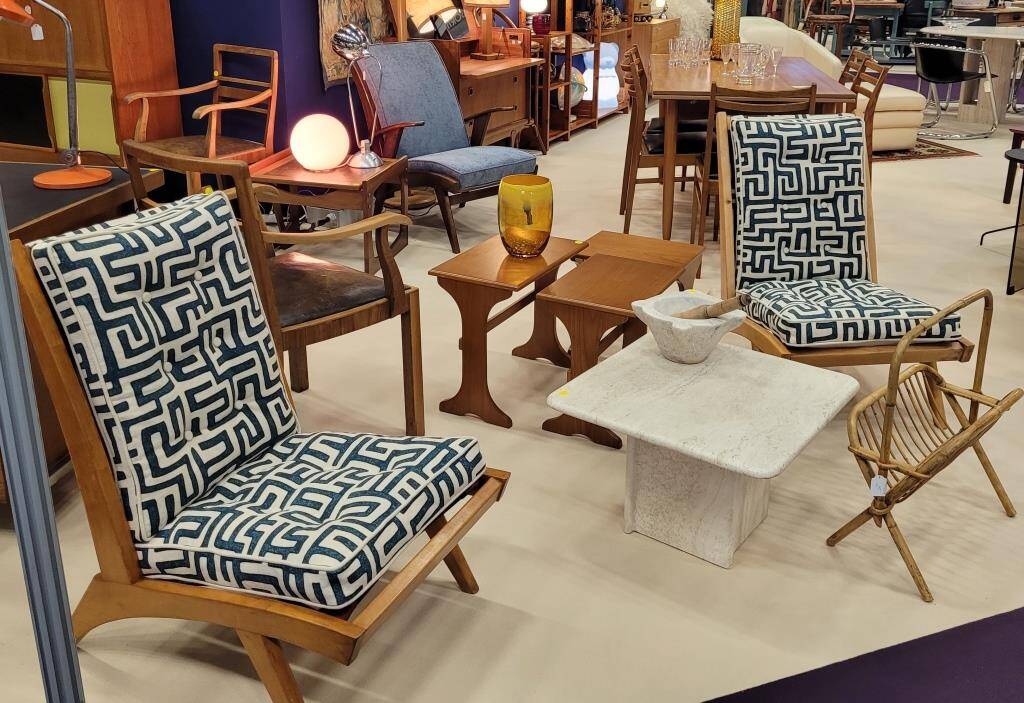 Fauteuils français années 50 bois et tissus