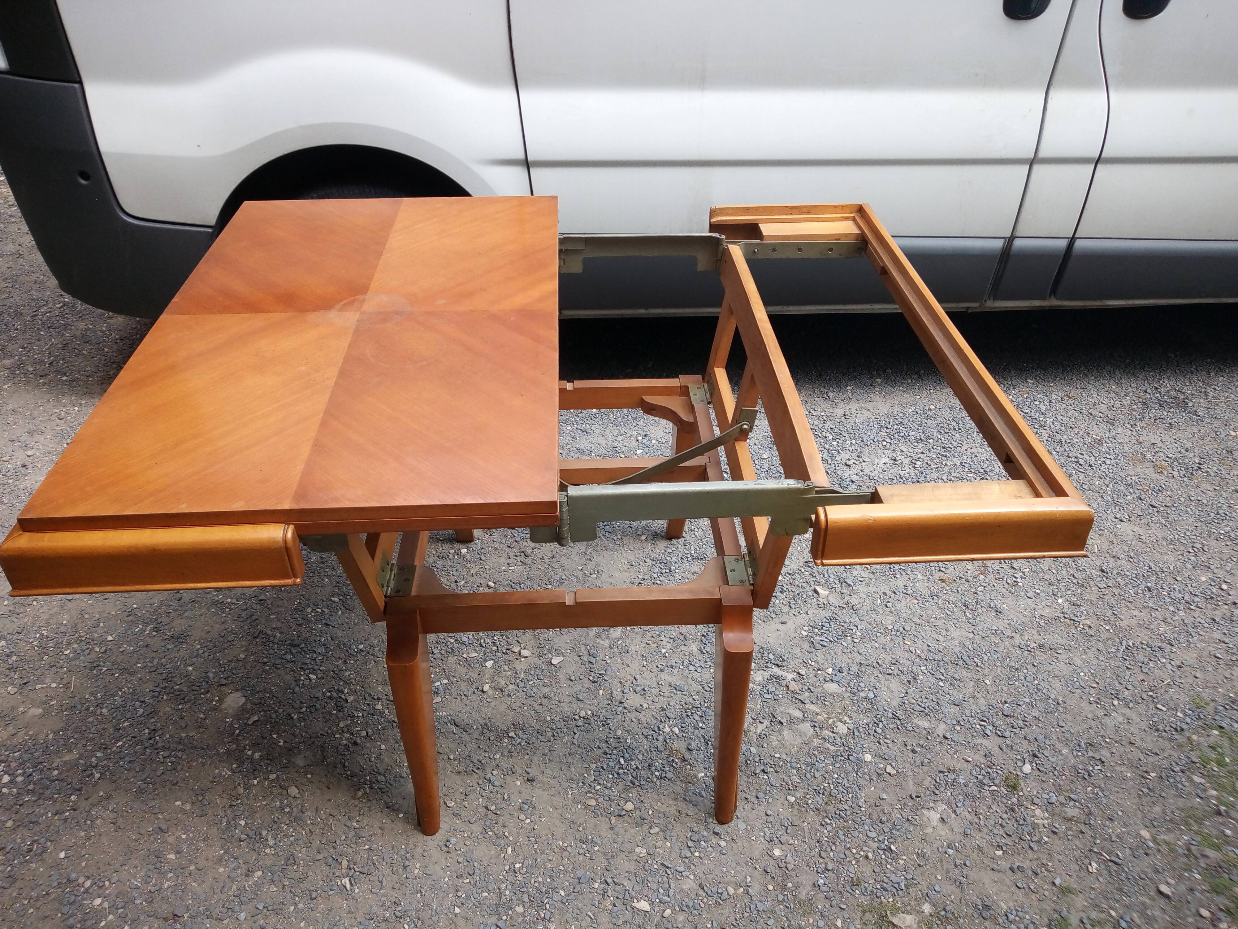 Uplifting coffee table