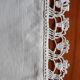 Napperon carré en coton blanc. Bordure au crochet fin, fait main. Années 50.