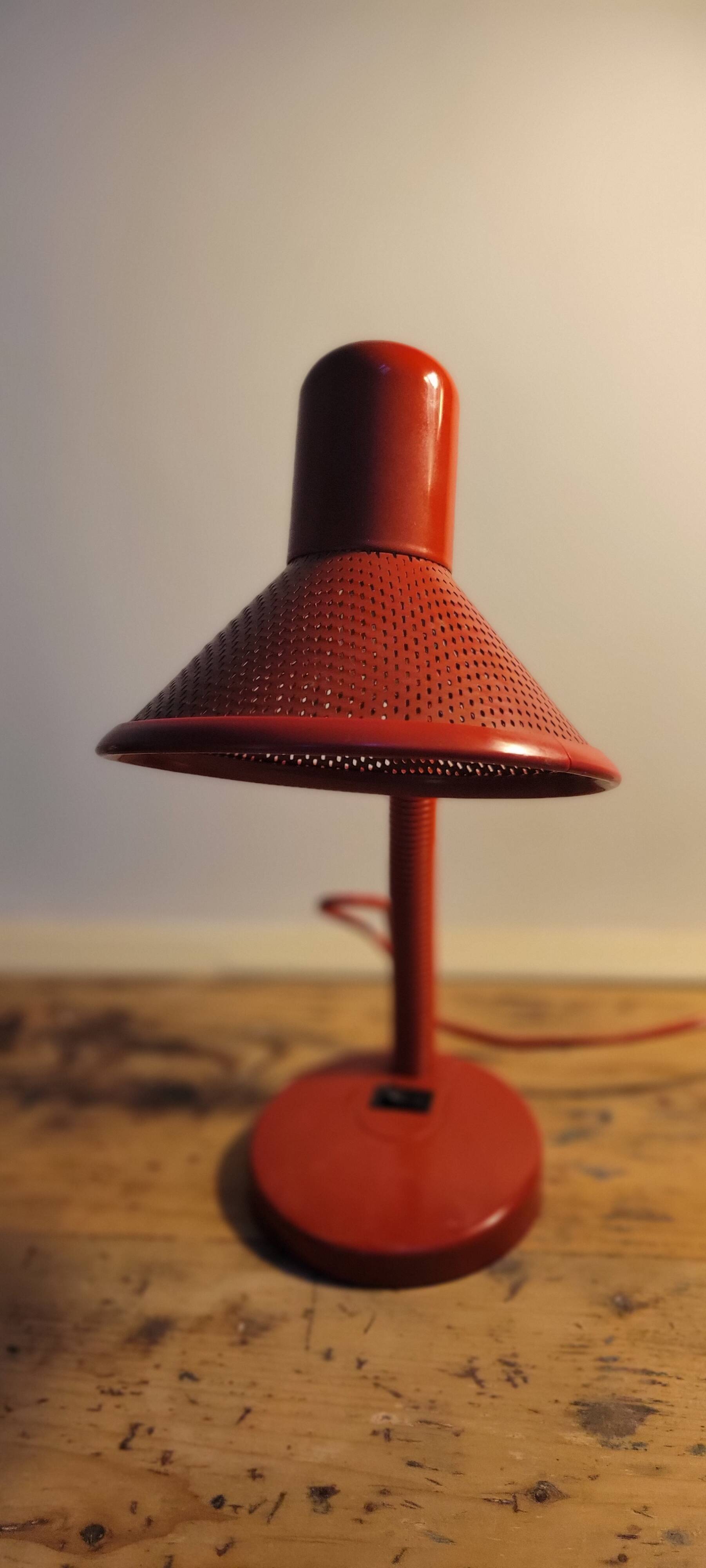 Lampe de chevet rouge vintage années 80 fonctionne abat jour métal perforé