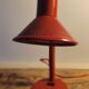 Lampe de chevet rouge vintage années 80 fonctionne abat jour métal perforé