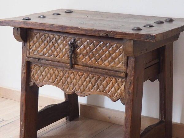 Table basse du milieu du siècle  Tiroir sculpté, détails rustiques avec clous apparents