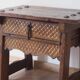 Table basse du milieu du siècle  Tiroir sculpté, détails rustiques avec clous apparents