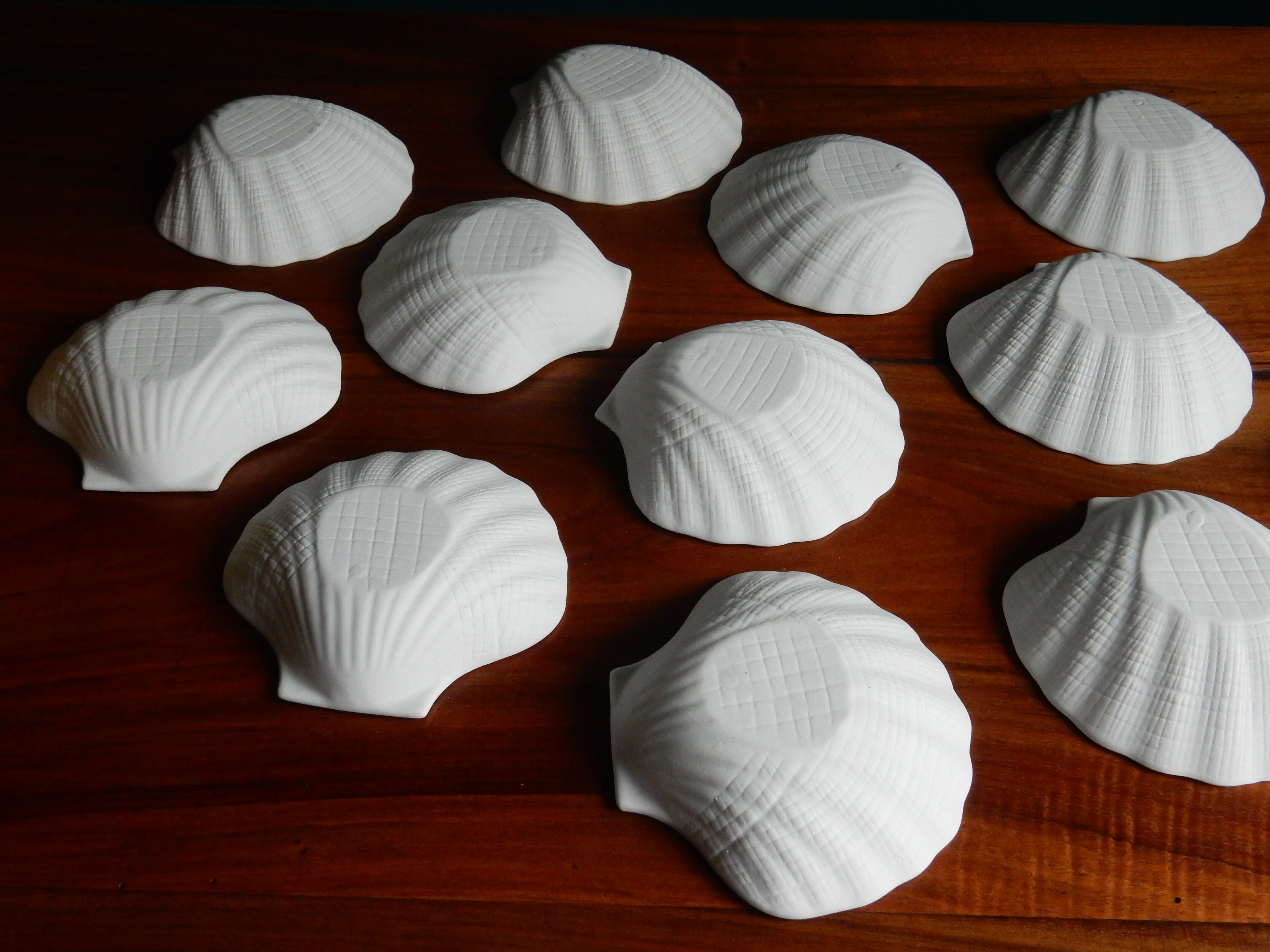12 coquilles Saint Jacques porcelaine biscuit