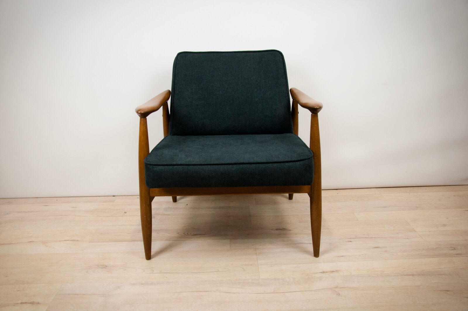 GFM-87 Armchair by Juliusz Kedziorek for Gościcińskie Furniture, 1960