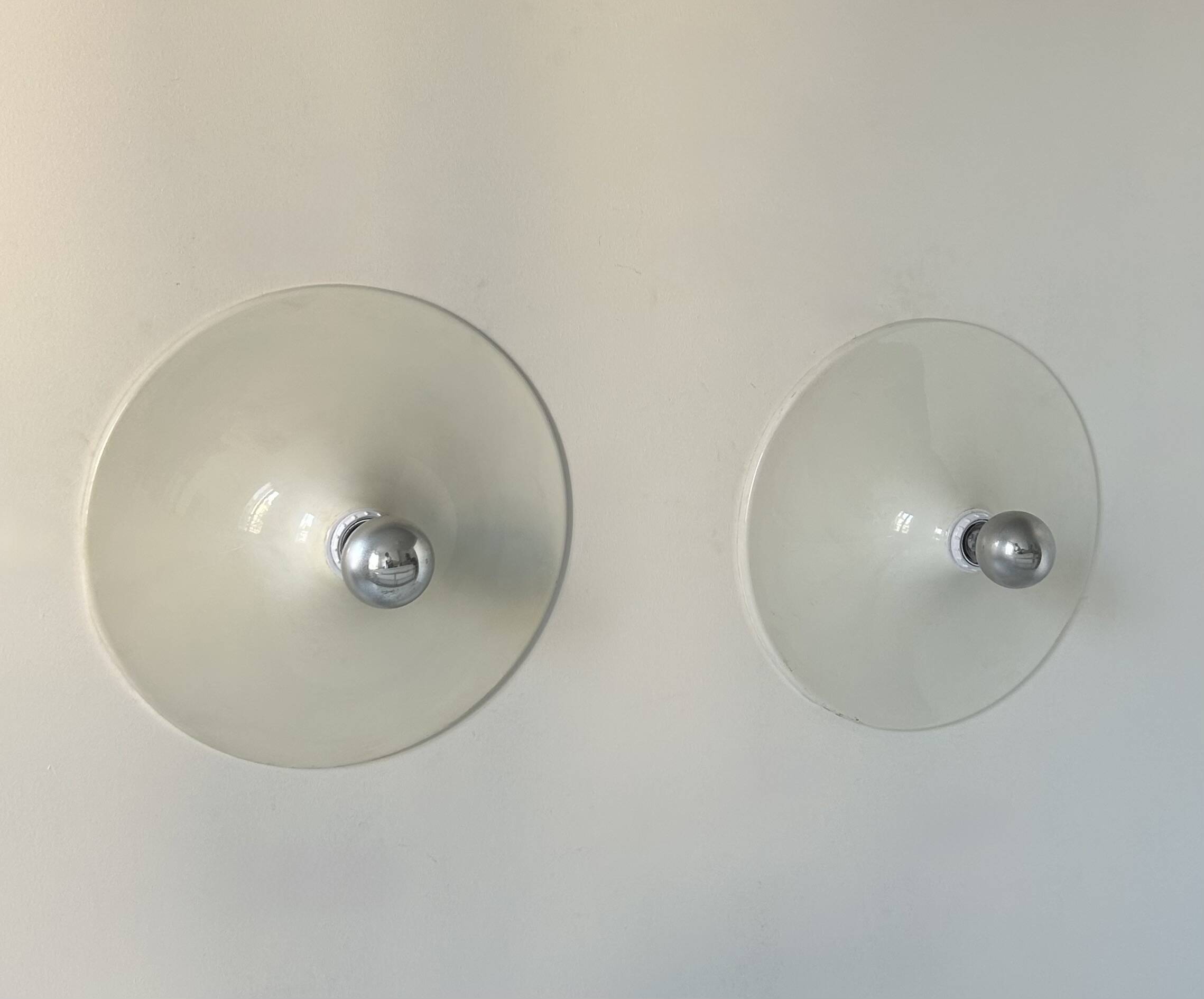 Pair of vintage wall lights, white lacquered metal, Italy 1970.