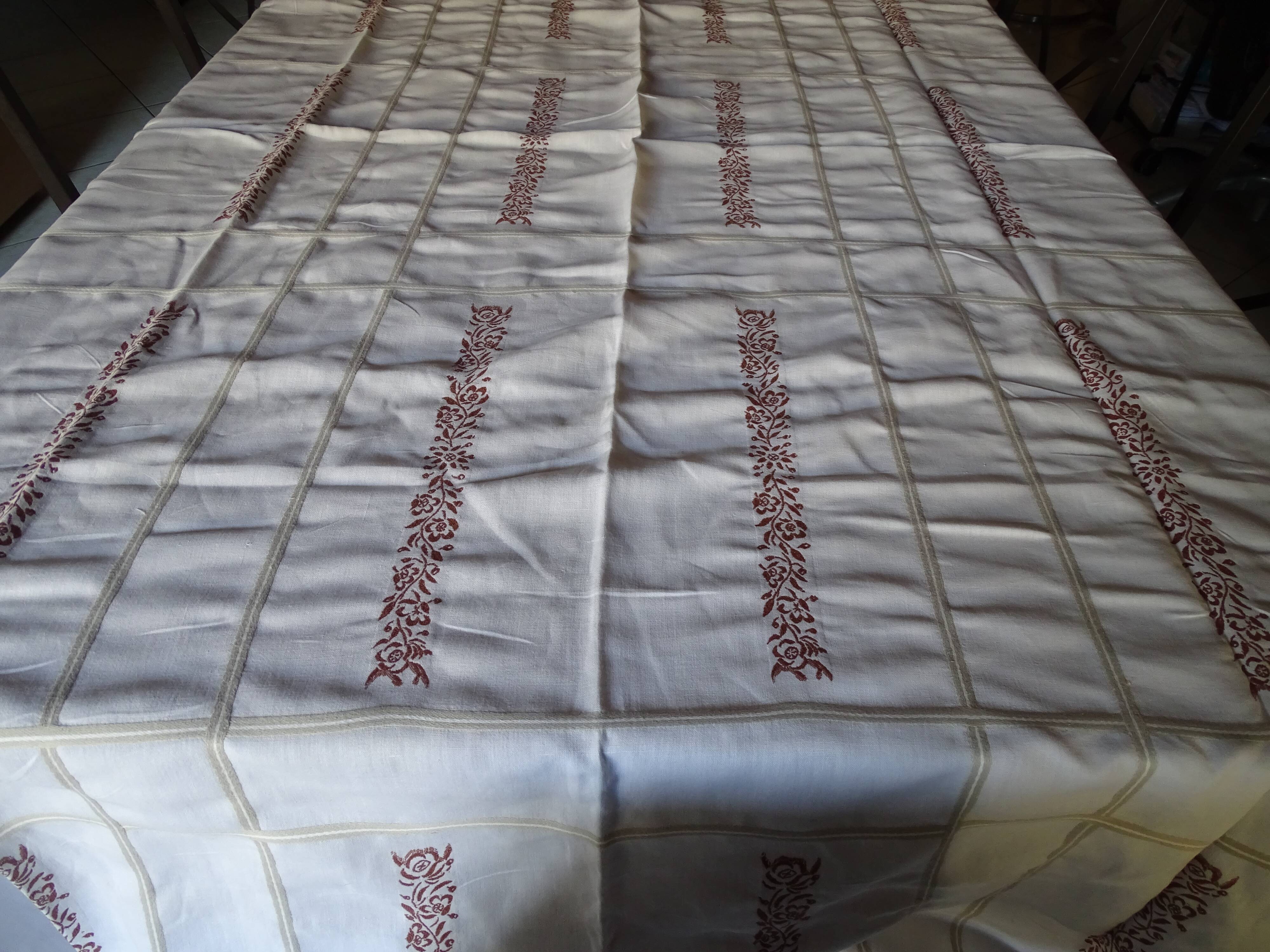 Tablecloth and 10 napkins with bedding