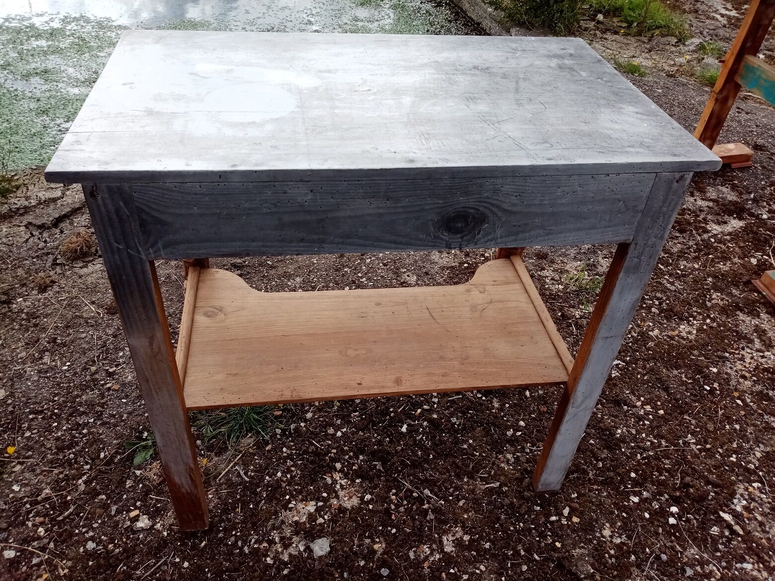 Table /bureau/table de toilette/meuble d'appoint ancien en pichepin
