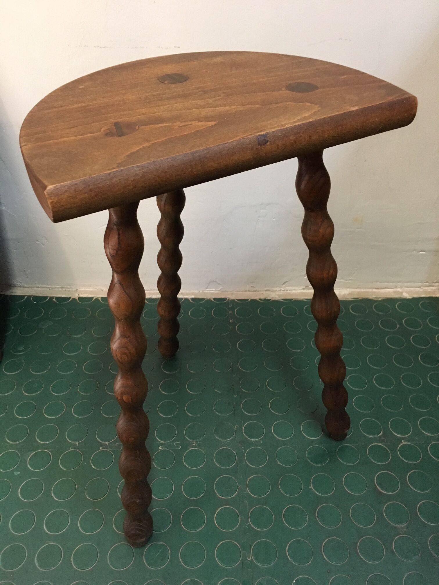 Tripod stool wood legs