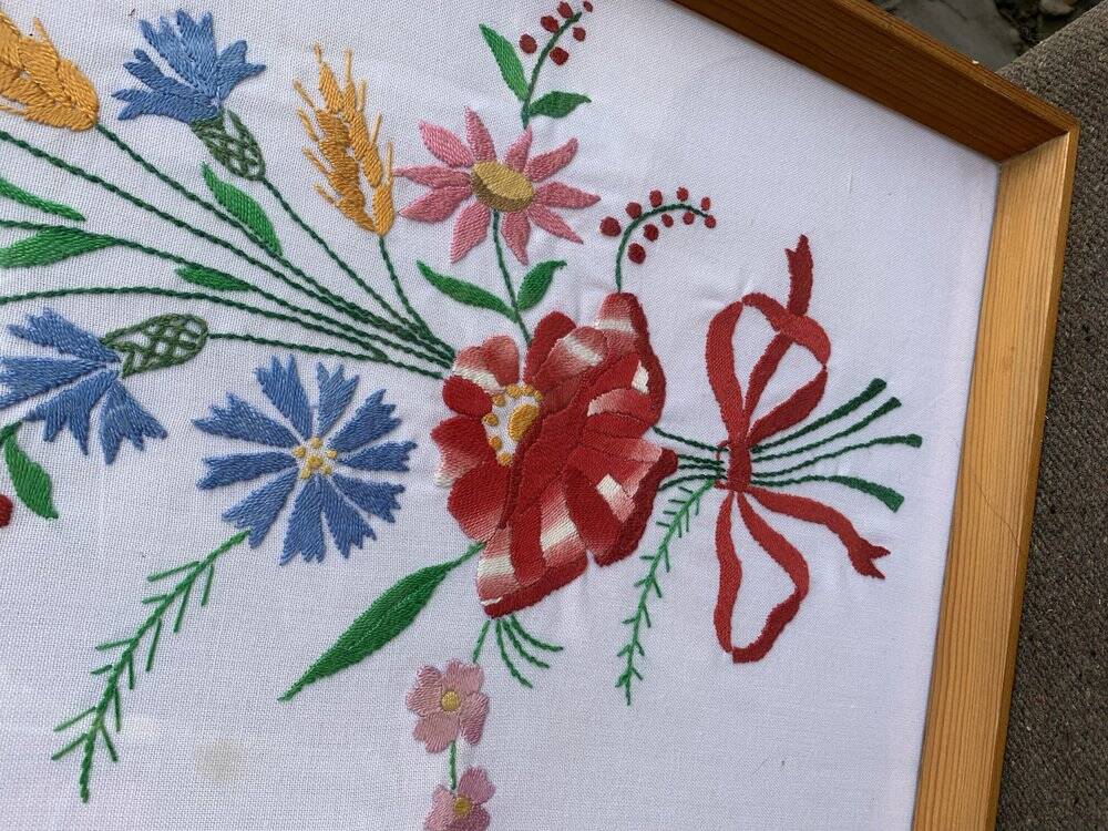 Tableau brodé Kalocsa multicolore sur fond blanc, cadre bois et verre, vintage années 1950