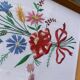 Tableau brodé Kalocsa multicolore sur fond blanc, cadre bois et verre, vintage années 1950