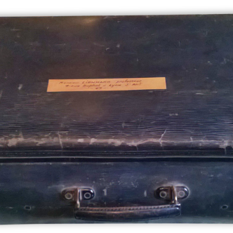 Valise noire vintage en carton, étiquettes d'époque
