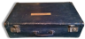 Valise noire vintage en carton, étiquettes d'époque