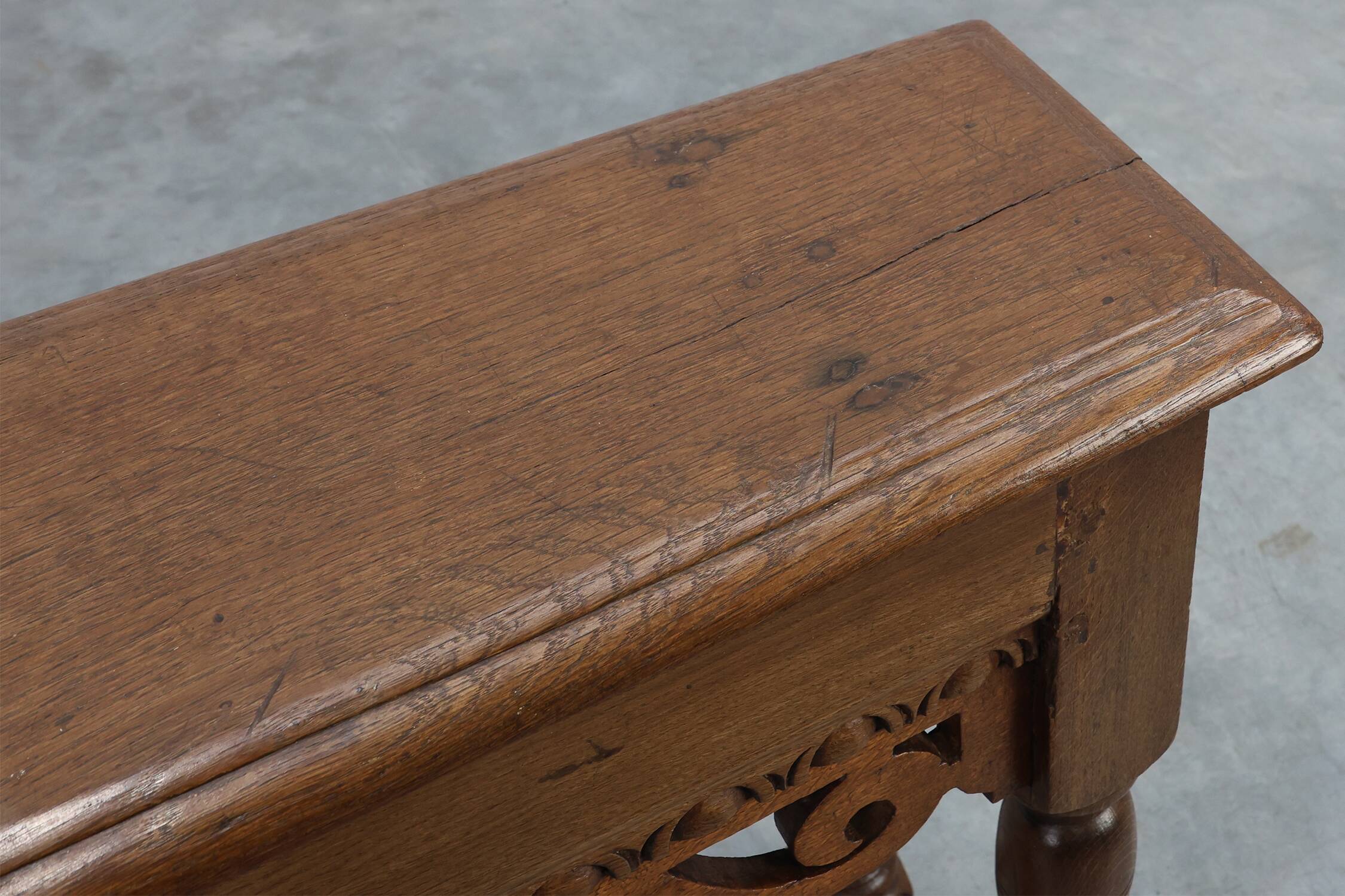 Banc en chêne sculpté jacobéen du XVIIe siècle, Royaume-Uni