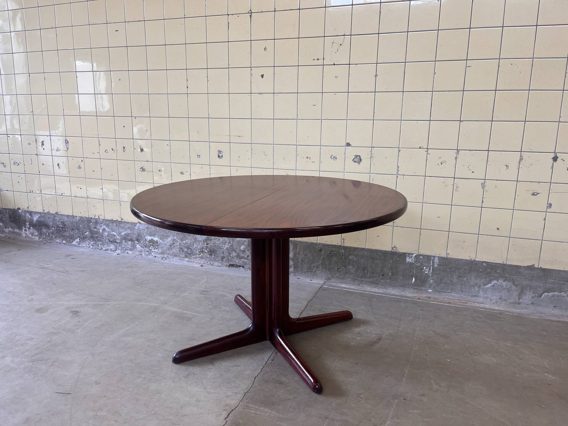 Vintage rosewood dining table by Skovby