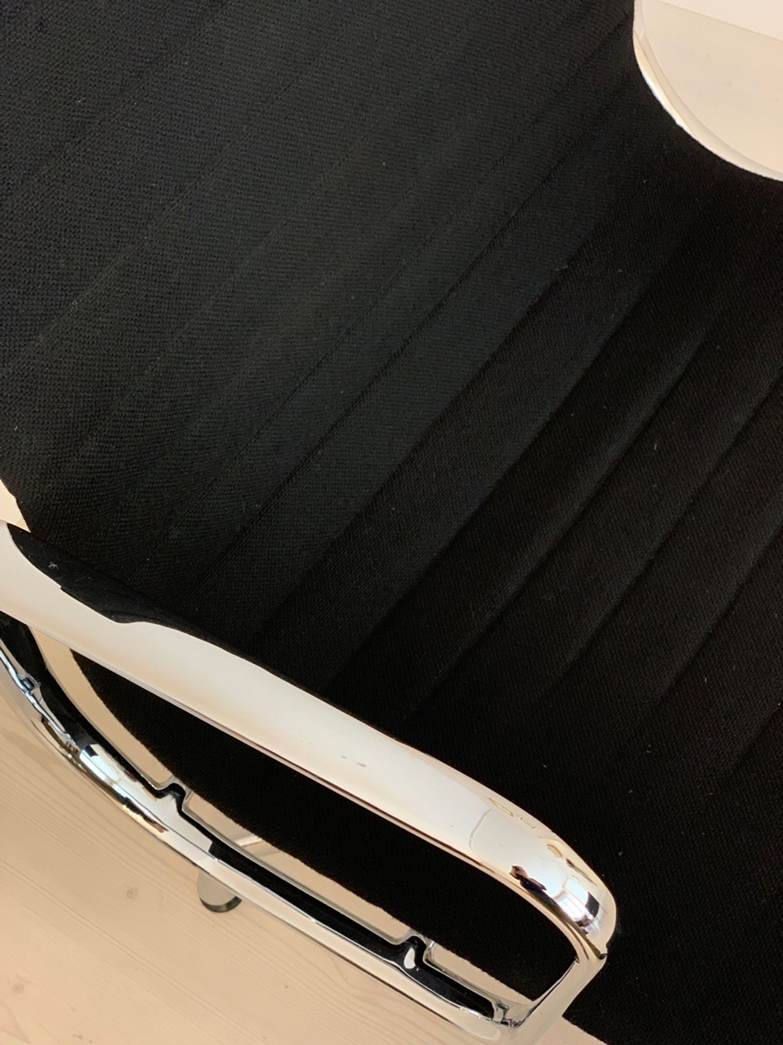 Fauteuil modèle 107 de Charles & Ray pour Vitra