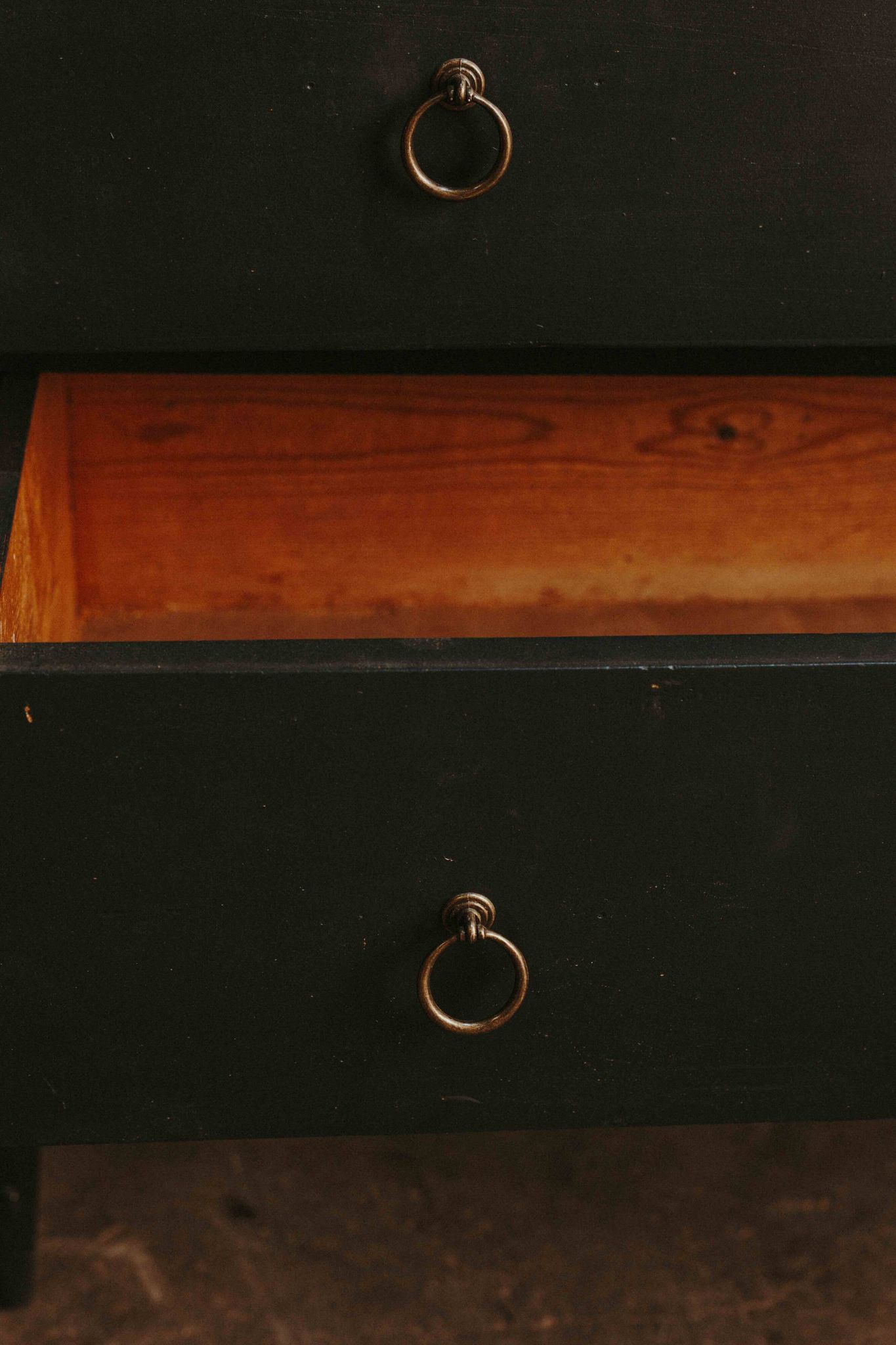 Commode noire à 2 tiroirs, plateau en bois brut et pied fuselés