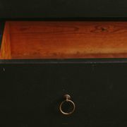 Commode noire à 2 tiroirs, plateau en bois brut et pied fuselés