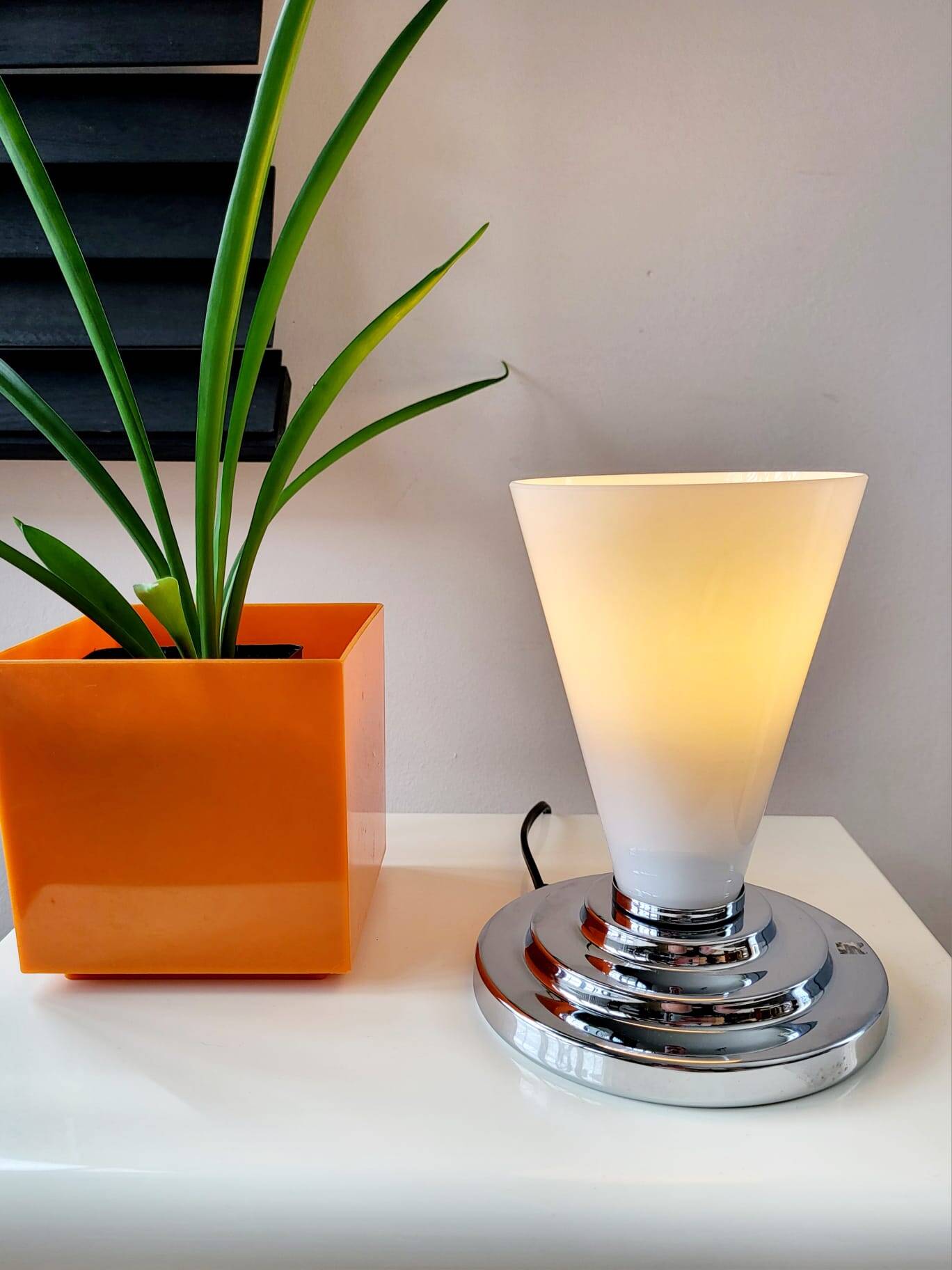 Lampe de table avec abat-jour en verre et pied chromé, probablement Massive