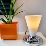 Lampe de table avec abat-jour en verre et pied chromé, probablement Massive