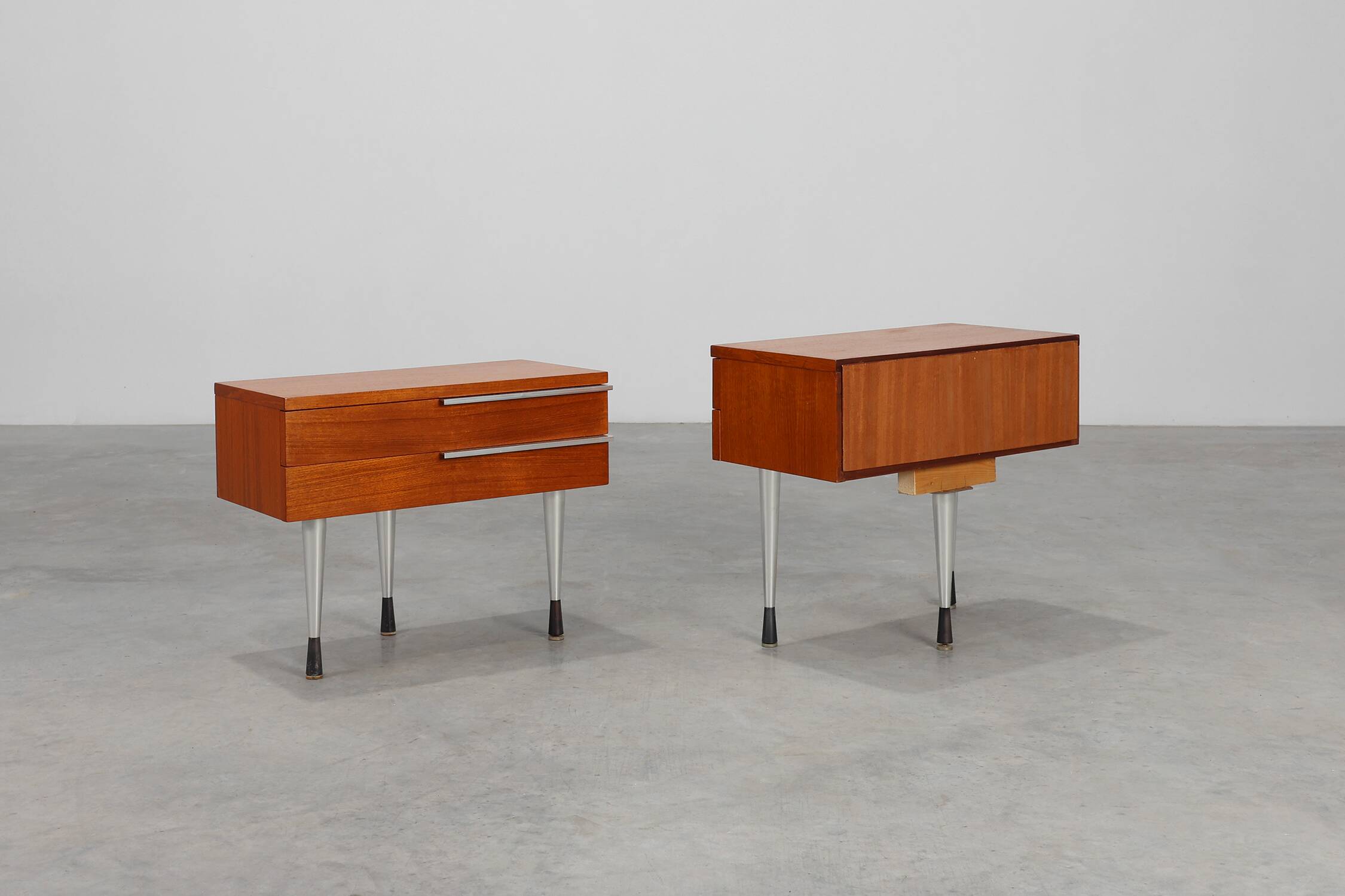 Table de nuit française moderne du milieu du siècle en placage teal et chrome, années 1960.