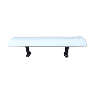 Banc en métal perforé
