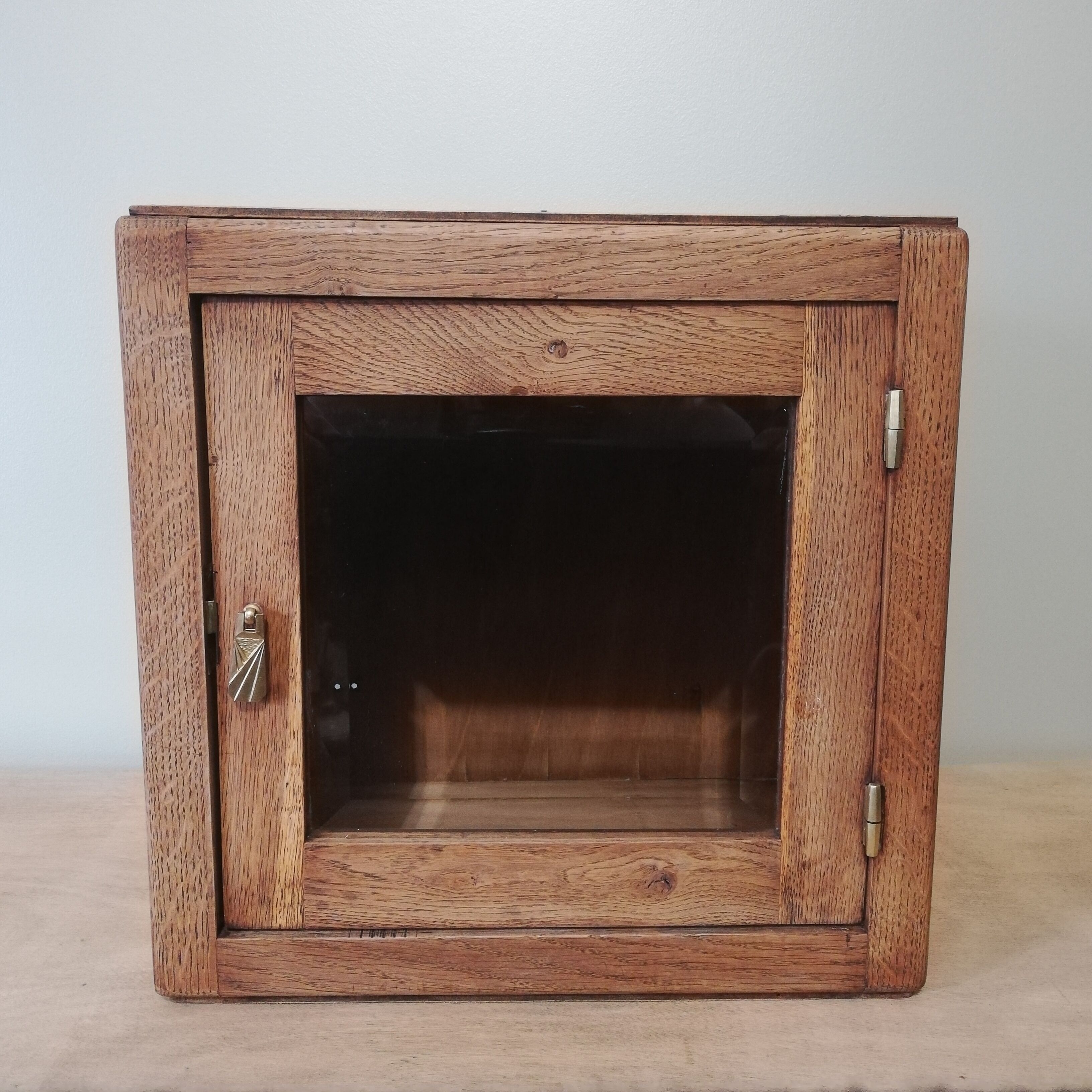 Wall or bevelled glass display case