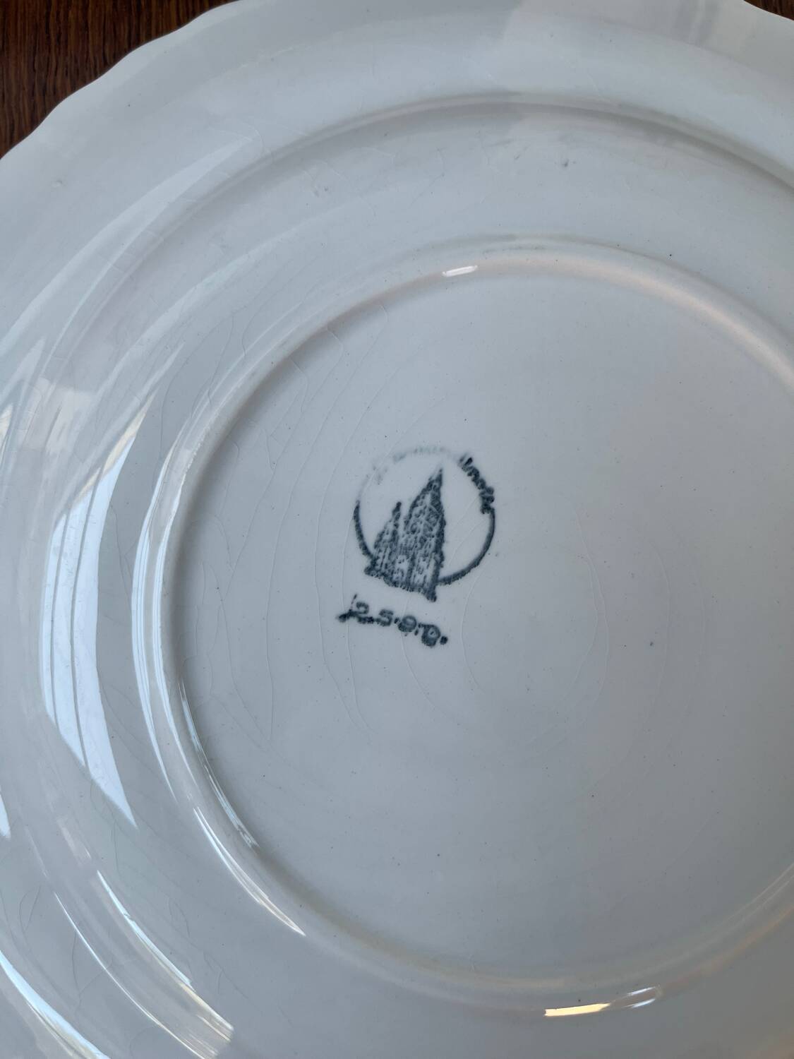 Round vintage plate in earthenware – twisted blue decoration
