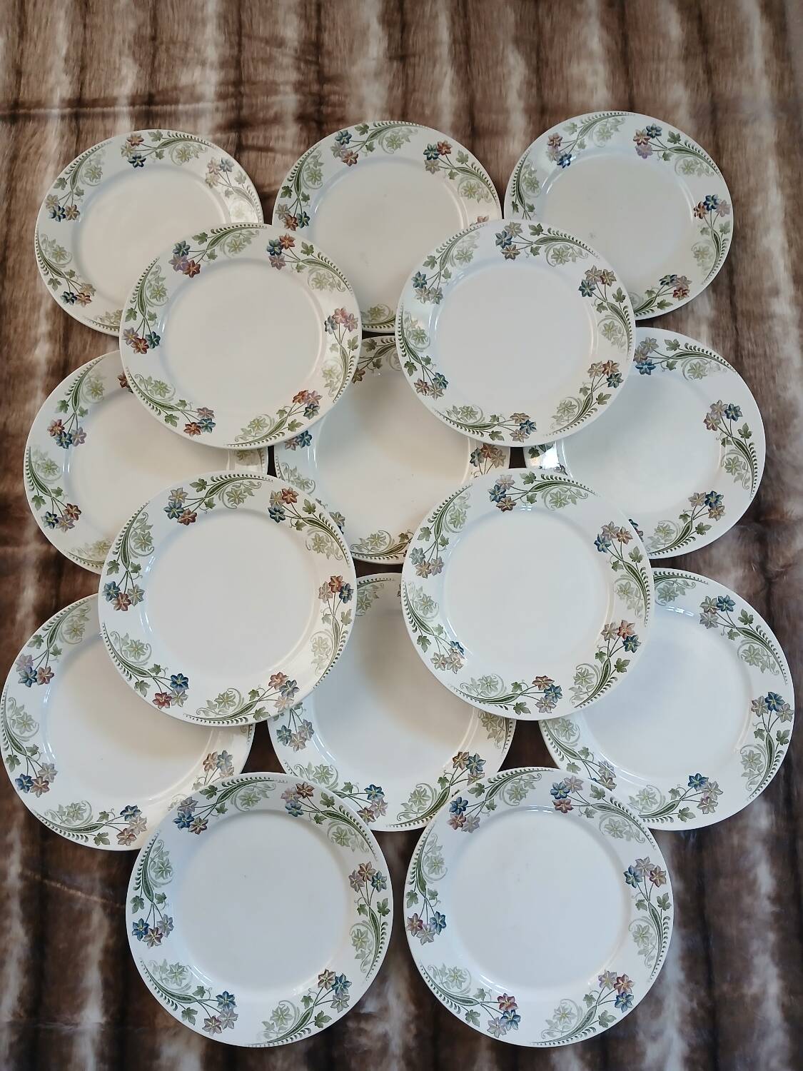 23 assiettes + plat anciens U&C Sarreguemines