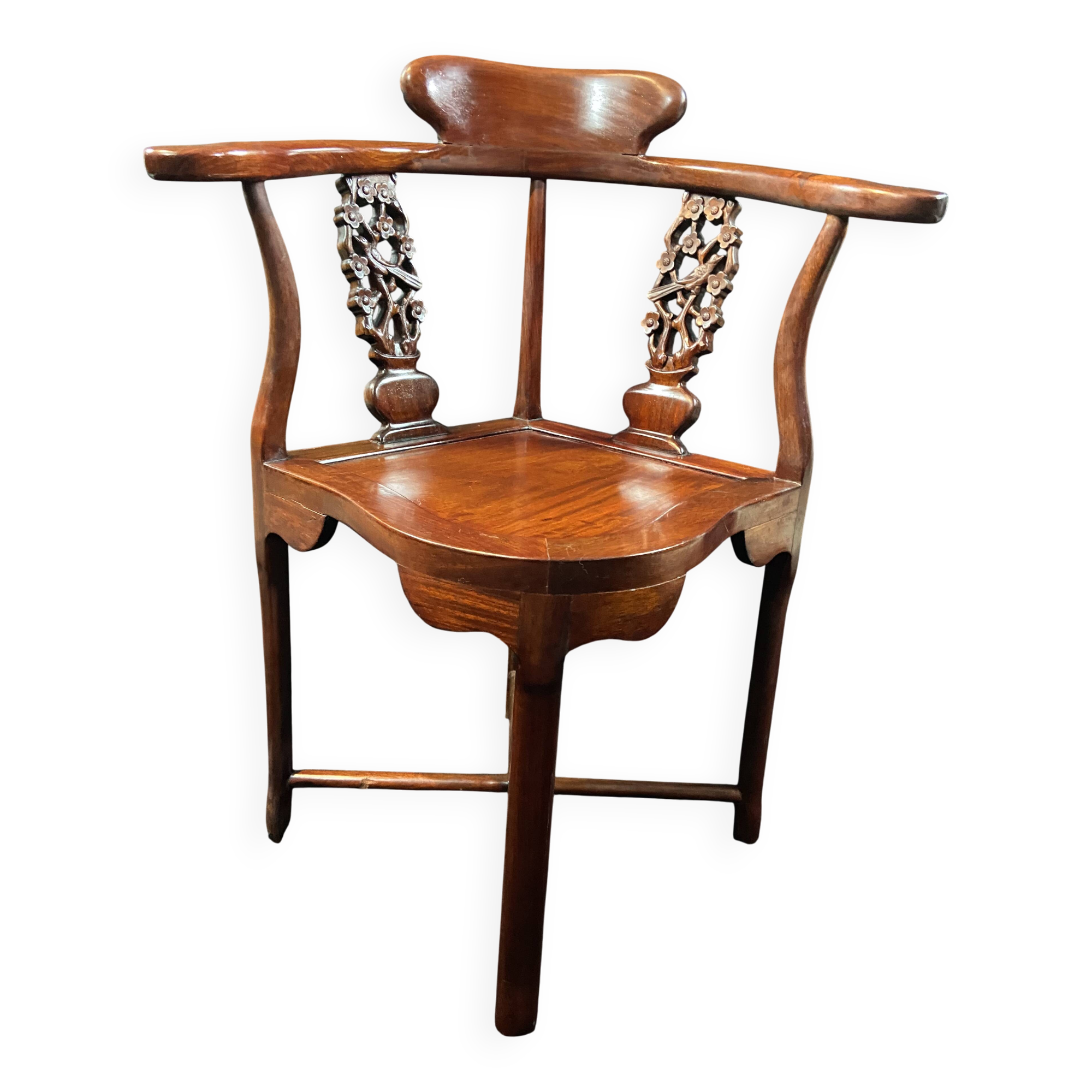 Fauteuil d'angle en bois massif à décor floral sculpté à l'oiseau