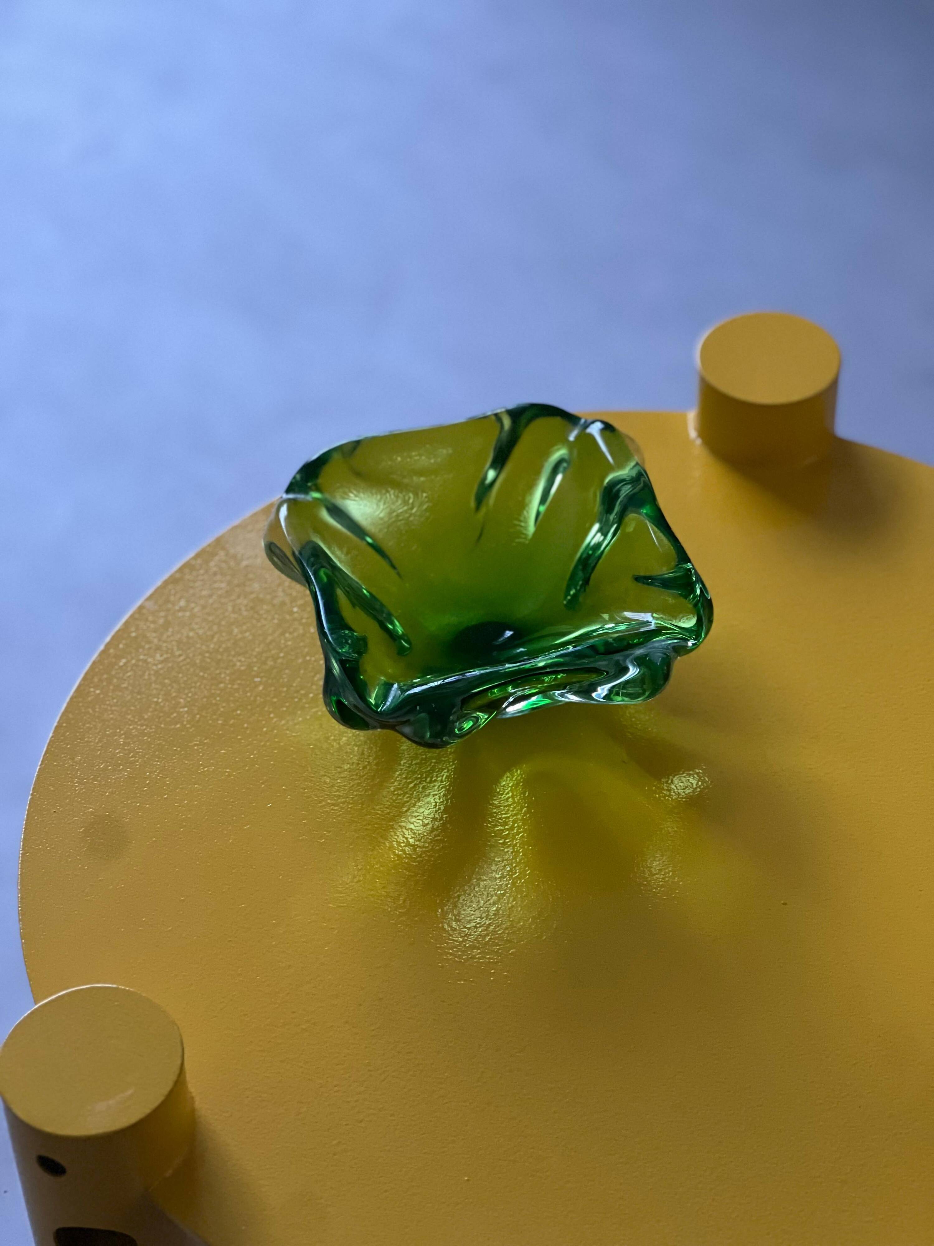 Verre de Murano vert, verre contemporain des années 1960 fabriqué à la main en Italie.