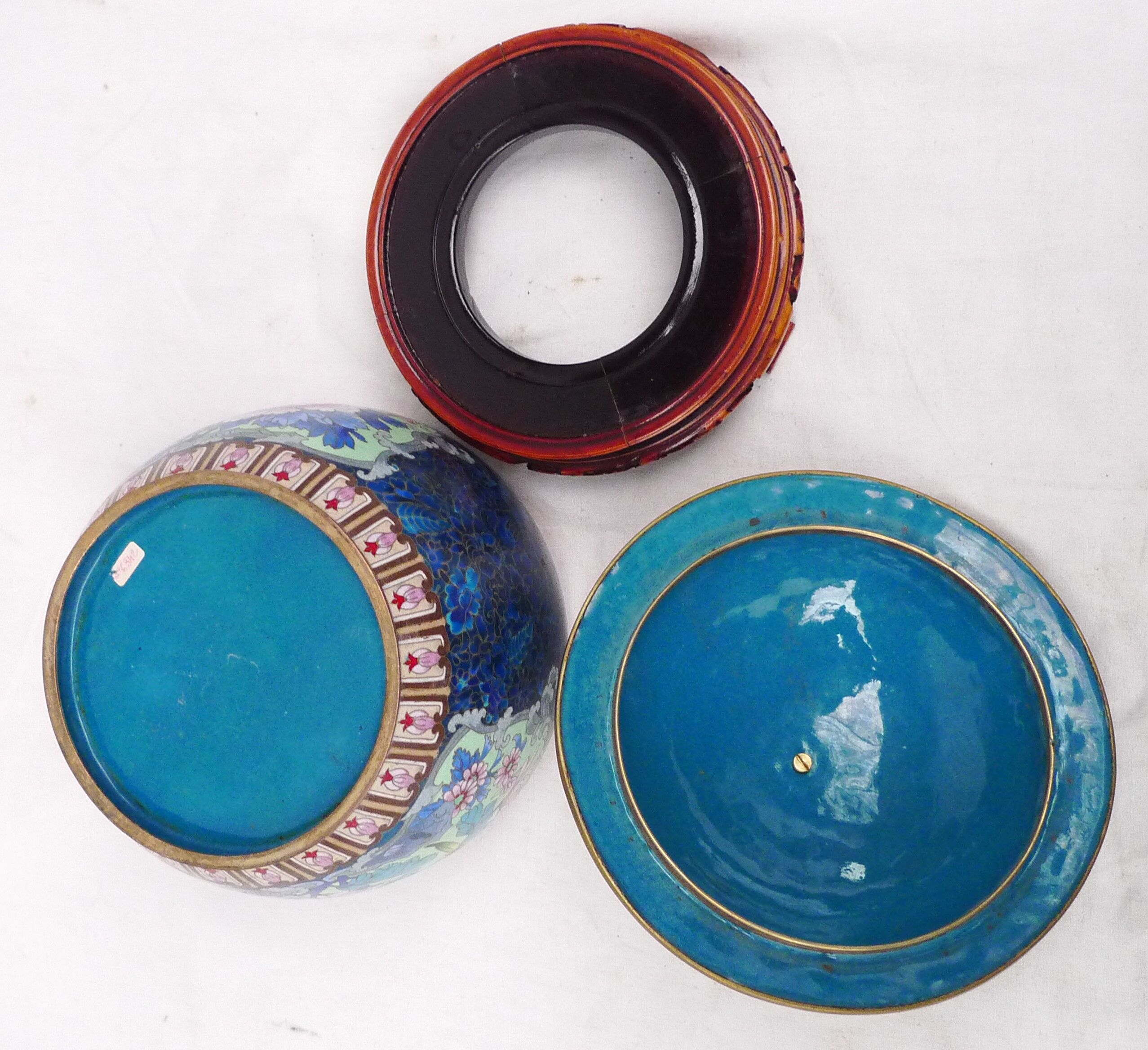 Covered pot in partition